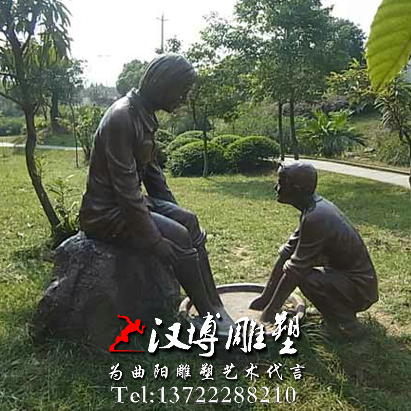 帮母亲洗脚雕像,孝文化雕塑,玻璃钢人物铜雕