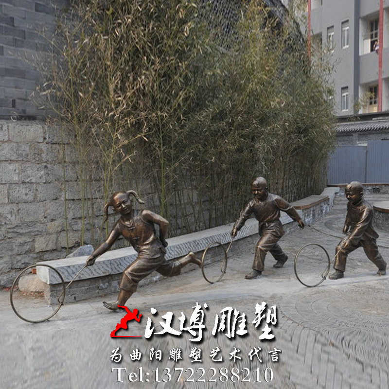 小孩滚铁圈雕像,玻璃钢铜雕,民俗小品雕塑