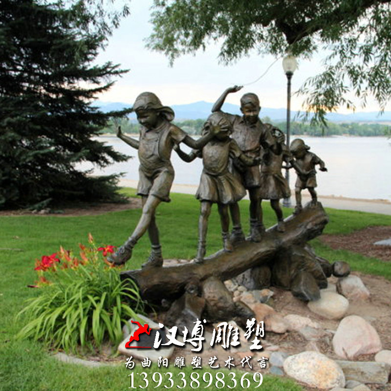 玻璃钢铜雕,走独木桥人物雕像,园林景观雕塑
