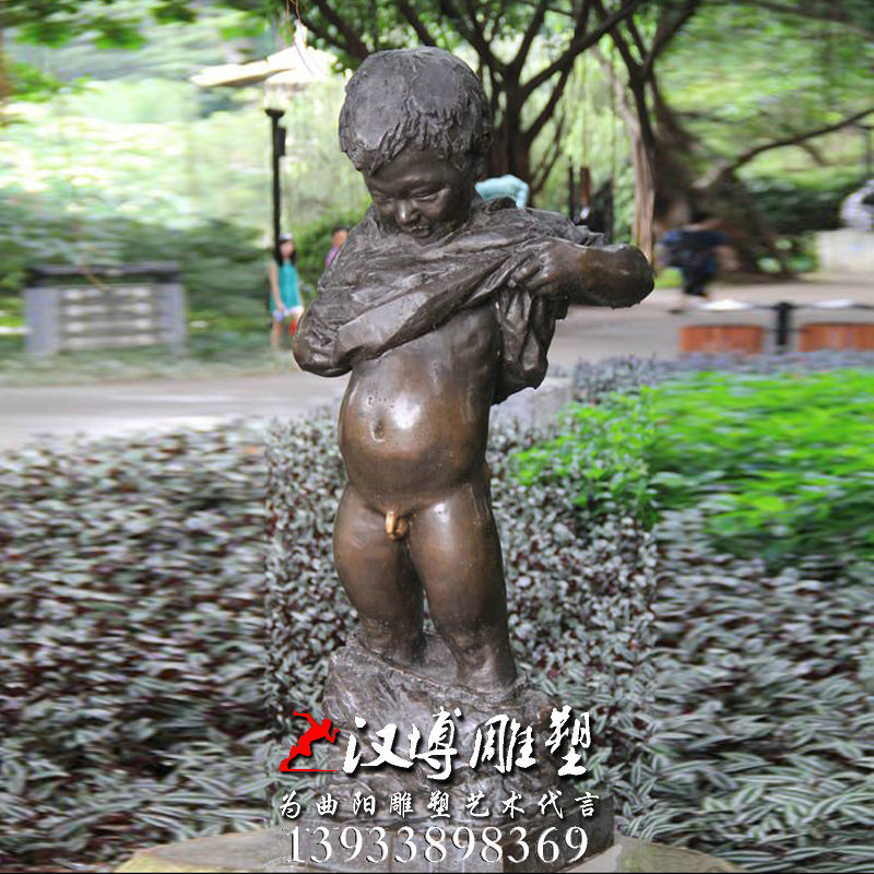 玻璃钢铜雕,淘气小孩撒尿人物雕像,大型广场雕塑