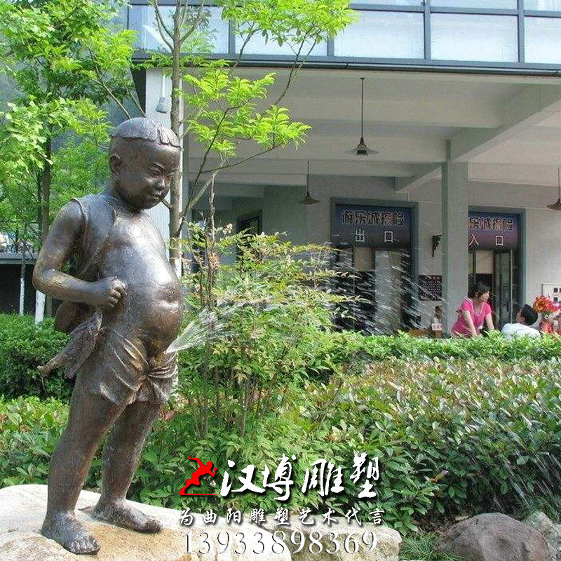 小孩撒尿雕像,玻璃钢铜雕,园林景观雕塑