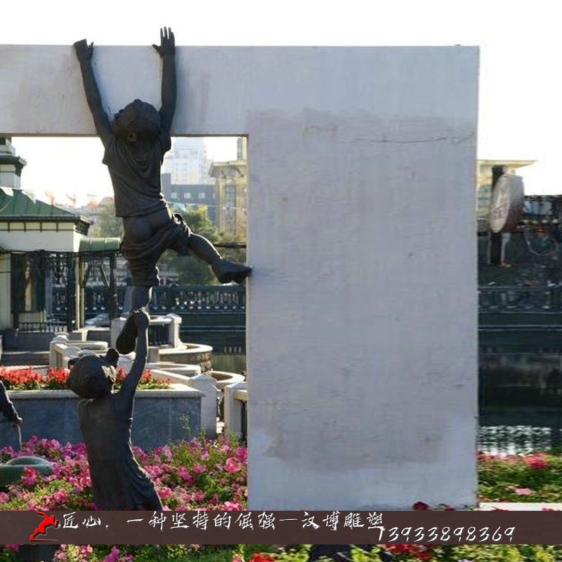 铸铜人物雕像,爬墙情景雕塑,铸铜雕塑厂家