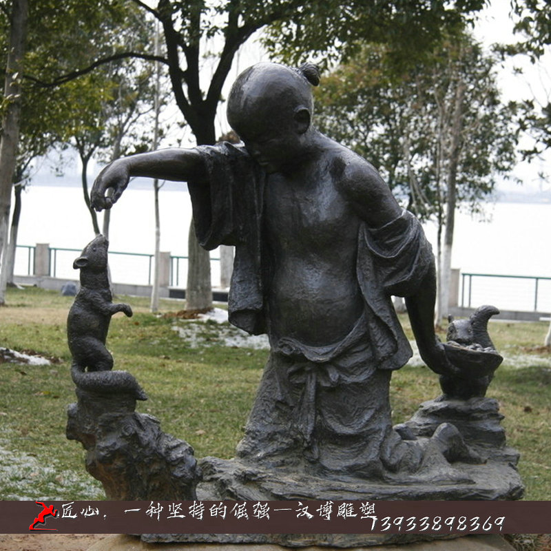 铸铜雕塑,逗松鼠雕像,童趣文化雕像