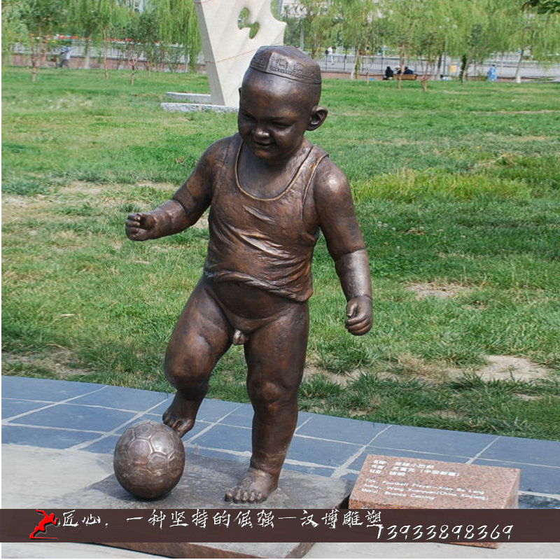 黄铜雕像,踢足球雕塑,铸铜人物雕塑