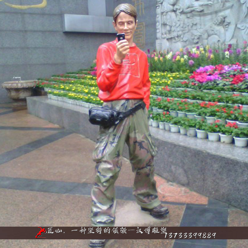 铸铜人物雕塑,男子拍照铜雕,铸铜雕塑加工